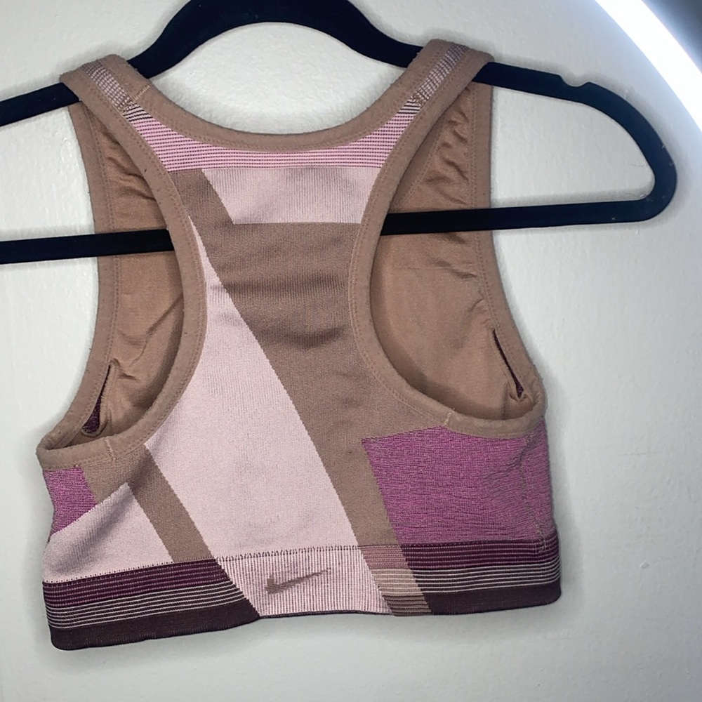 💋Nike Woman’s seamless sports bra with abstract pattern! - Picture 2 of 6